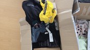 DIVERSO MATERIAL DE ESCRITÓRIO E DIVERSAS CAIXAS DE ROUPA E CALÇADO MULTIMARCAS