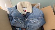 DIVERSO MATERIAL DE ESCRITÓRIO E DIVERSAS CAIXAS DE ROUPA E CALÇADO MULTIMARCAS