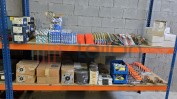 LOTE COMPOSTO POR DIVERSAS FERRAMENTAS E ACESSÓRIOS COM 2 ESTANTES