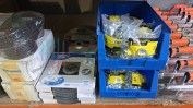 LOTE COMPOSTO POR DIVERSAS FERRAMENTAS E ACESSÓRIOS COM 2 ESTANTES