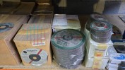 LOTE COMPOSTO POR DIVERSAS FERRAMENTAS E ACESSÓRIOS COM 2 ESTANTES