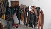 DIVERSO MATERIAL E EQUIPAMENTO PARA CONFEÇÃO DE PELES