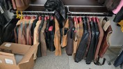DIVERSO MATERIAL E EQUIPAMENTO PARA CONFEÇÃO DE PELES