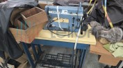 DIVERSO MATERIAL E EQUIPAMENTO PARA CONFEÇÃO DE PELES