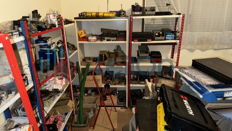 DIVERSO EQUIPAMENTO DE ESCRITÓRIO E DIVERSO MATERIAL E EQUIPAMENTO PARA REPARAÇÃO DE PESADOS