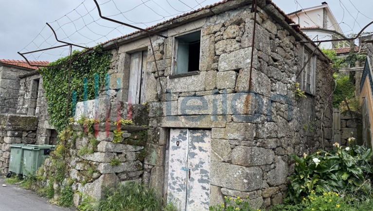 PRÉDIO URBANO COMPOSTO POR CASA COM DOIS PAVIMENTOS COM ÁREA TOTAL DE 223 M2