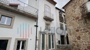 1/3 DA FRAÇÃO AUTÓNOMA DESIGNADA PELA LETRA “B” DO PRÉDIO URBANO – COMPOSTO POR HABITAÇÃO NO PRIMEIRO E SEGUNDO ANDAR E SÓTÃO