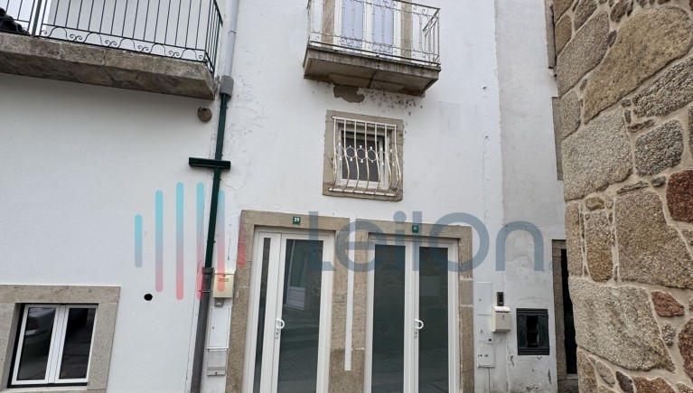 1/3 DA FRAÇÃO AUTÓNOMA DESIGNADA PELA LETRA “B” DO PRÉDIO URBANO – COMPOSTO POR HABITAÇÃO NO PRIMEIRO E SEGUNDO ANDAR E SÓTÃO