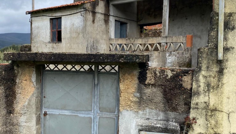 1/3 DO PRÉDIO URBANO – CASA DE HABITAÇÃO DE R/C E 1º ANDAR