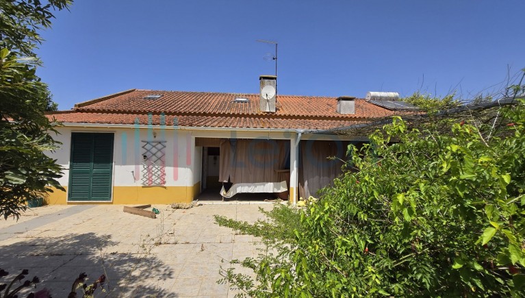 PRÉDIO URBANO COMPOSTO POR RÉS-DO-CHÃO, SÓTÃO, ANEXO E LOGRADOURO