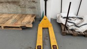 1 PORTA PALETES DE 2,500 KG