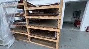 1 ESTANTE PRATELEIRA EM MADEIRA COM PRODUTO ACABADO