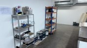 1 CABINE DE PINTURA 3 MESAS DE TRABALHO, 1 BANCADA, 2 ESTANTES, 2 PISTOLAS DE PINTURA, 5 ROLOS DE PINTURA, 1 BALANÇA DECIMAL E 1 MALA, 1 PROJETOR