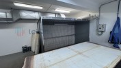 1 CABINE DE PINTURA 3 MESAS DE TRABALHO, 1 BANCADA, 2 ESTANTES, 2 PISTOLAS DE PINTURA, 5 ROLOS DE PINTURA, 1 BALANÇA DECIMAL E 1 MALA, 1 PROJETOR