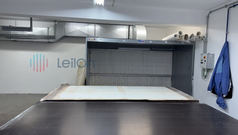 1 CABINE DE PINTURA 3 MESAS DE TRABALHO, 1 BANCADA, 2 ESTANTES, 2 PISTOLAS DE PINTURA, 5 ROLOS DE PINTURA, 1 BALANÇA DECIMAL E 1 MALA, 1 PROJETOR
