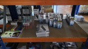 DIVERSO MATERIAL INFORMÁTICO, ARTIGOS DE PAPELARIA, RETALHO DE PERFUMES, COSMÉTICOS, PRODUTOS DE HIGIENE E ARTIGOS DE DROGARIA