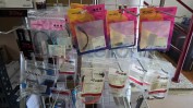DIVERSO MATERIAL INFORMÁTICO, ARTIGOS DE PAPELARIA, RETALHO DE PERFUMES, COSMÉTICOS, PRODUTOS DE HIGIENE E ARTIGOS DE DROGARIA