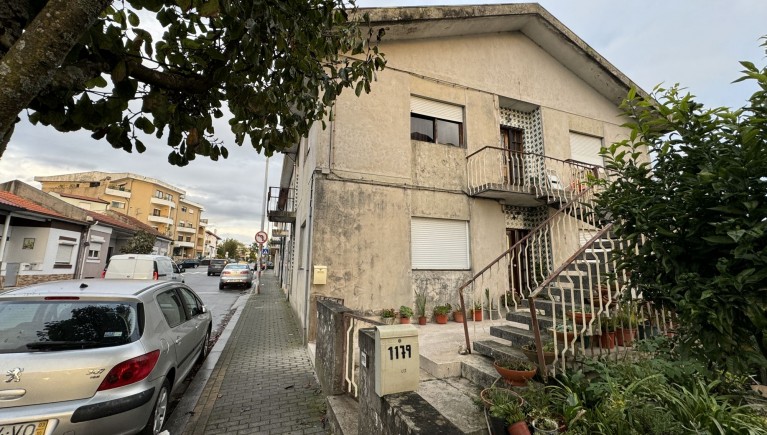 PRÉDIO URBANO COMPOSTO POR CASA DE CAVE, RÉS DO CHÃO E ANDAR   RIO TINTO - GONDOMAR
