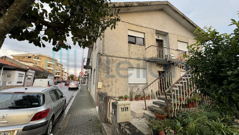 PRÉDIO URBANO COMPOSTO POR CASA DE CAVE, RÉS DO CHÃO E ANDAR | RIO TINTO - GONDOMAR