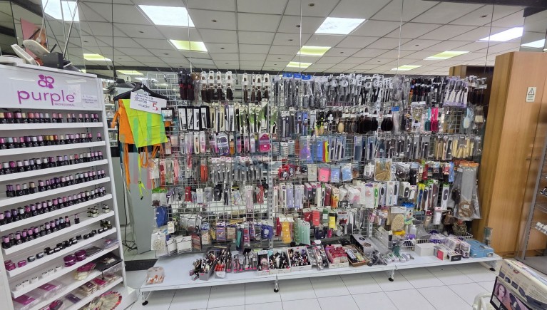 PRODUTOS DE CABELEIREIRO, PRODUTOS COSMÉTICA, HIGIENE E LIMPEZA, MOBILIÁRIO PARA CABELEIREIROS, COMÉRCIO DE FERRAMENTAS PARA CABELEIREIROS