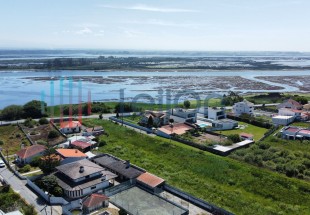 PRÉDIO MISTO – CASA DE RÉS-DO-CHÃO E 1º ANDAR COM DEPENDÊNCIAS – HABITAÇÃO – LOGRADOURO, TERRENO DE CULTURA COM ÁREA TOTAL DE 2830 M2 OVAR
