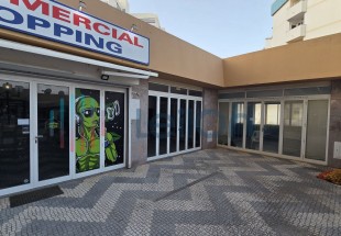 LOJA COM ARRECADAÇÃO E 6 LUGARES DE ESTACIONAMENTO EM PORTIMÃO