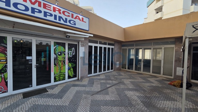 LOJA COM ARRECADAÇÃO E 6 LUGARES DE ESTACIONAMENTO EM PORTIMÃO