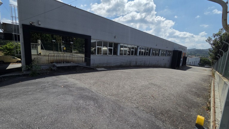 ARMAZÉM PARA ATIVIDADE INDUSTRIAL E  LOTE COMPOSTO POR DIVERSOS BENS MÓVEIS  PARA INDÚSTRIA E CONFEÇÃO DE CALÇADO