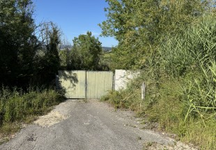 PRÉDIO URBANO - TERRENO DE CONSTRUÇÃO COM 3.000 m2 COPEIRA | CASA DESTINADA A ARRUMAÇÕES, COM ÁREA COBERTA DE 420 M2 E 13.700 M2 DE LOGRADOURO | ½ PRÉDIO URBANO - TERRENO DE CONSTRUÇÃO COM 7.500 m2 - COPEIRA