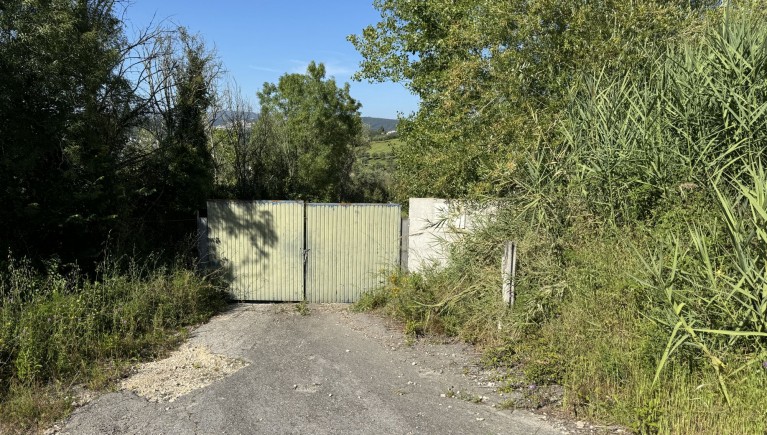 PRÉDIO URBANO - TERRENO DE CONSTRUÇÃO COM 3.000 m2 COPEIRA | CASA DESTINADA A ARRUMAÇÕES, COM ÁREA COBERTA DE 420 M2 E 13.700 M2 DE LOGRADOURO | ½ PRÉDIO URBANO - TERRENO DE CONSTRUÇÃO COM 7.500 m2 - COPEIRA