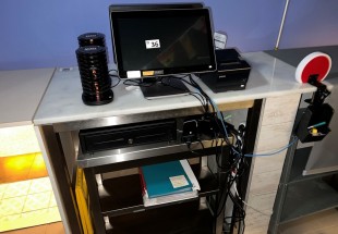CAIXA REGISTADORA C/ 2 MONITORES | IMPRESSORA A LAZER C/ ESTANTE DE APOIO EM INOX